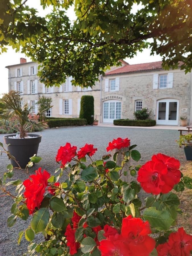 מלון Tonnay-Boutonne Logis Domaine Du Prieure מראה חיצוני תמונה